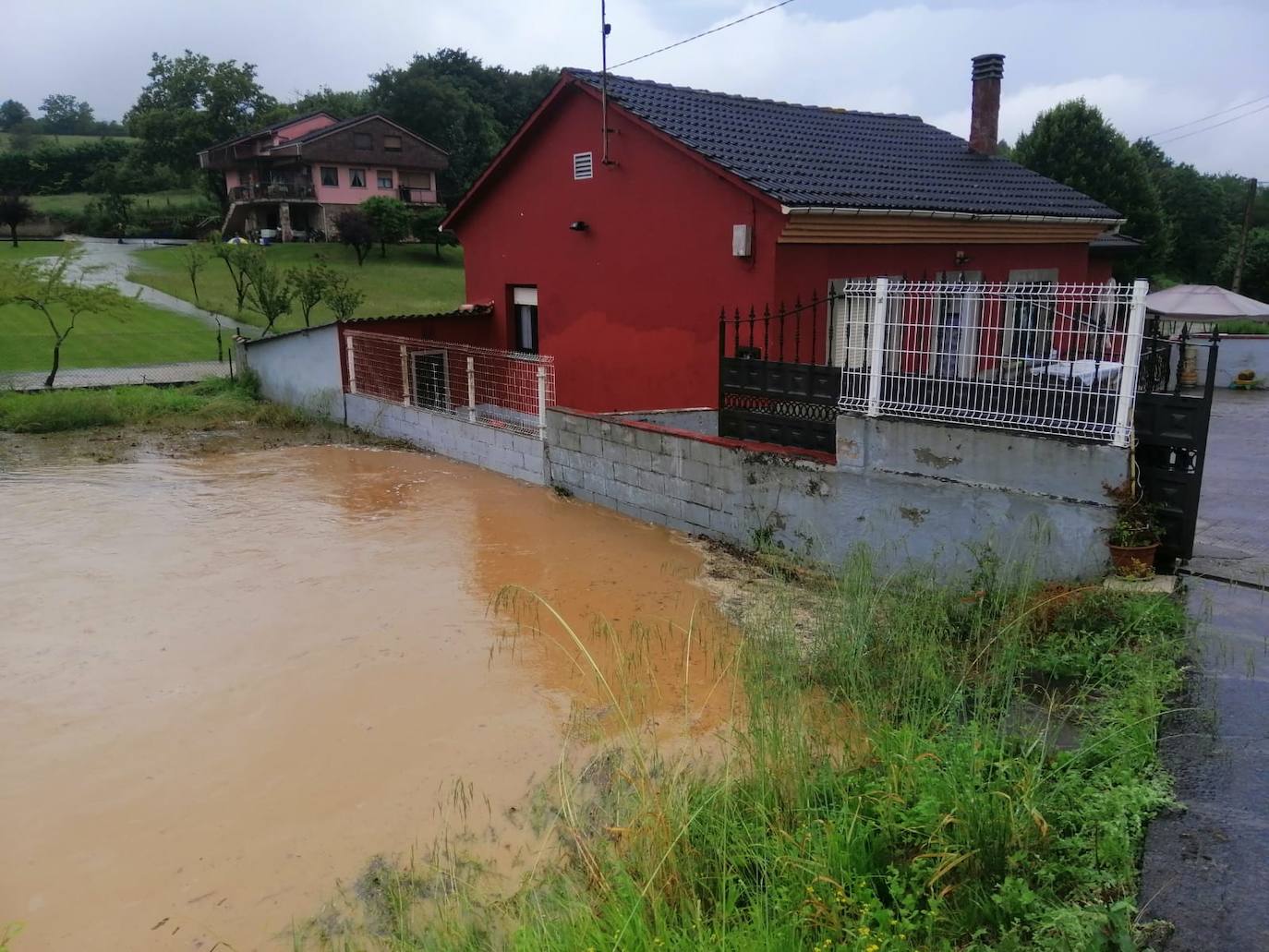 Una fuerte tormenta sorprendió a los asturianos a primera hora de la tarde. La fuerte lluvia caída obligó a cortar la circulación en algunas calles de Oviedo y a trasladar la vacunación en Gijón de El Molinón a Perchera-La Braña.