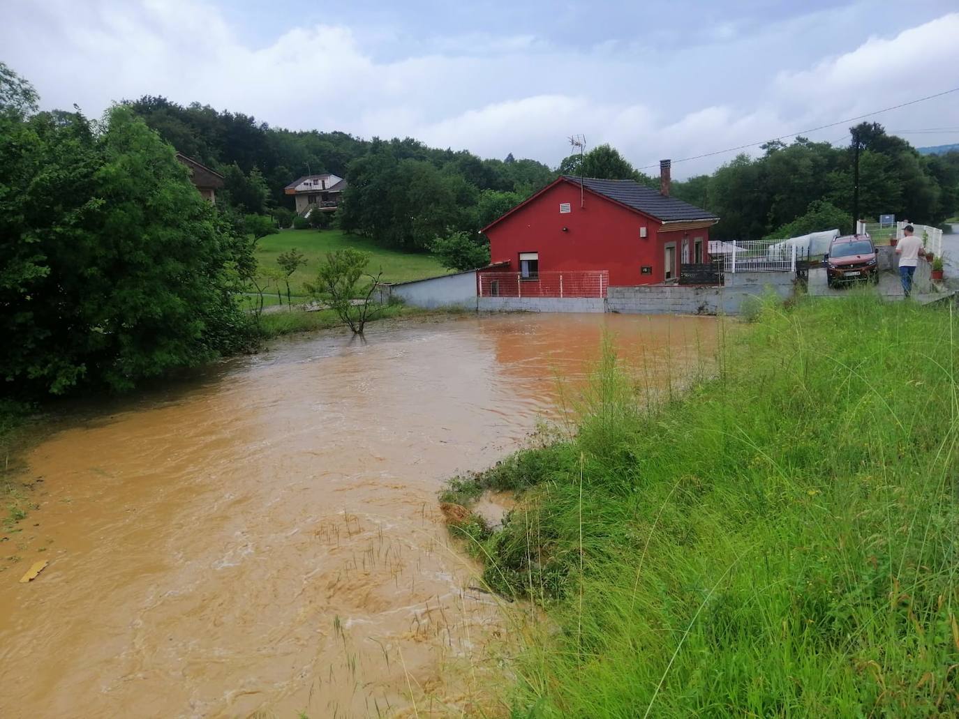 Una fuerte tormenta sorprendió a los asturianos a primera hora de la tarde. La fuerte lluvia caída obligó a cortar la circulación en algunas calles de Oviedo y a trasladar la vacunación en Gijón de El Molinón a Perchera-La Braña.