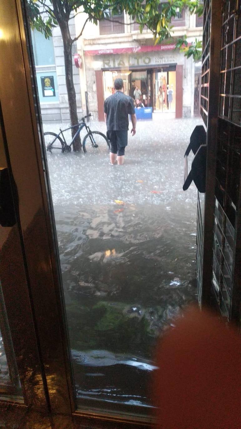 Una fuerte tormenta sorprendió a los asturianos a primera hora de la tarde. La fuerte lluvia caída obligó a cortar la circulación en algunas calles de Oviedo y a trasladar la vacunación en Gijón de El Molinón a Perchera-La Braña.