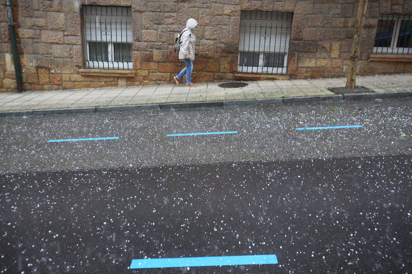 Una fuerte tormenta sorprendió a los asturianos a primera hora de la tarde. La fuerte lluvia caída obligó a cortar la circulación en algunas calles de Oviedo y a trasladar la vacunación en Gijón de El Molinón a Perchera-La Braña.