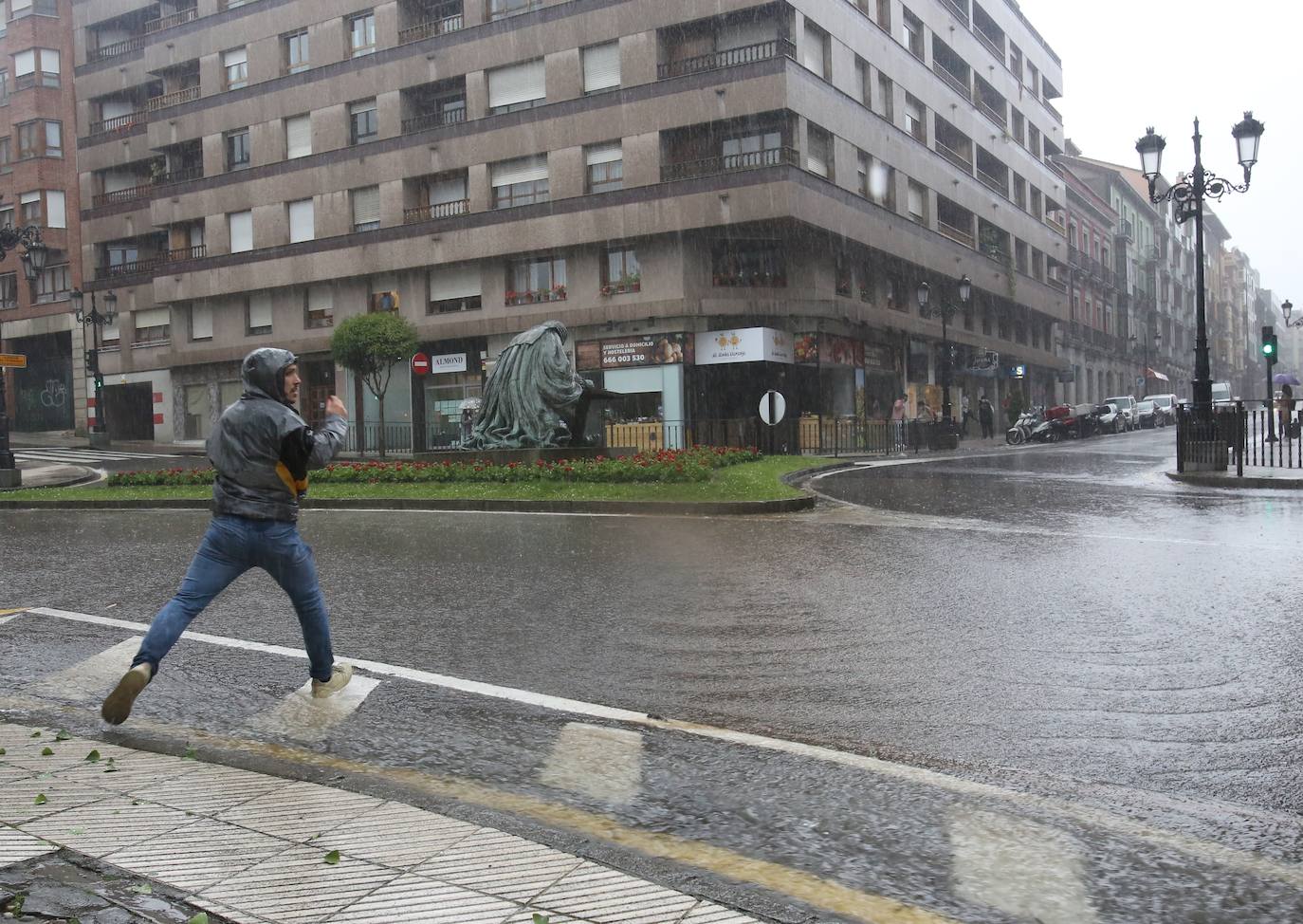 Una fuerte tormenta sorprendió a los asturianos a primera hora de la tarde. La fuerte lluvia caída obligó a cortar la circulación en algunas calles de Oviedo y a trasladar la vacunación en Gijón de El Molinón a Perchera-La Braña.