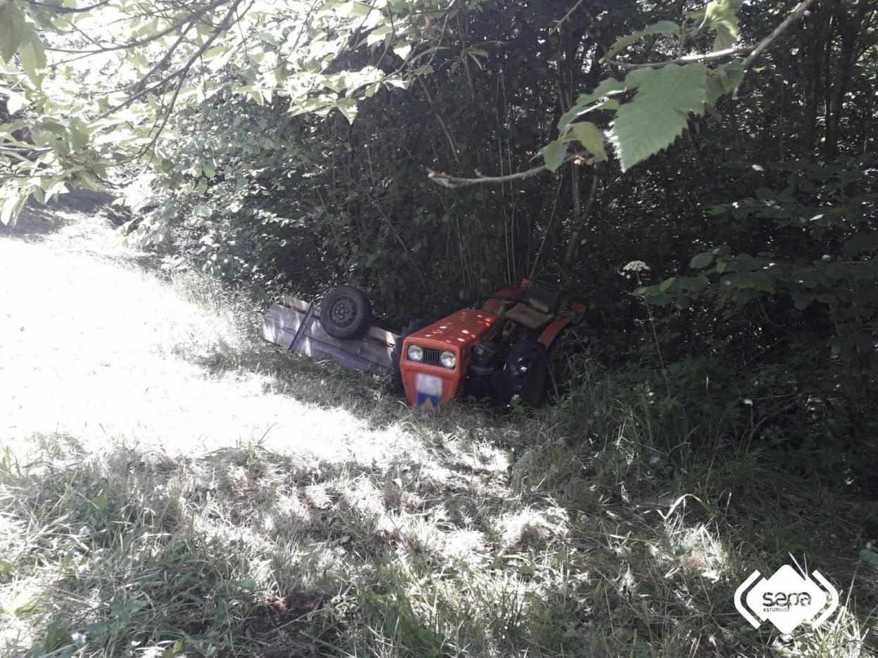 Tractor volcado ayer en Parres, que causó un herido. 