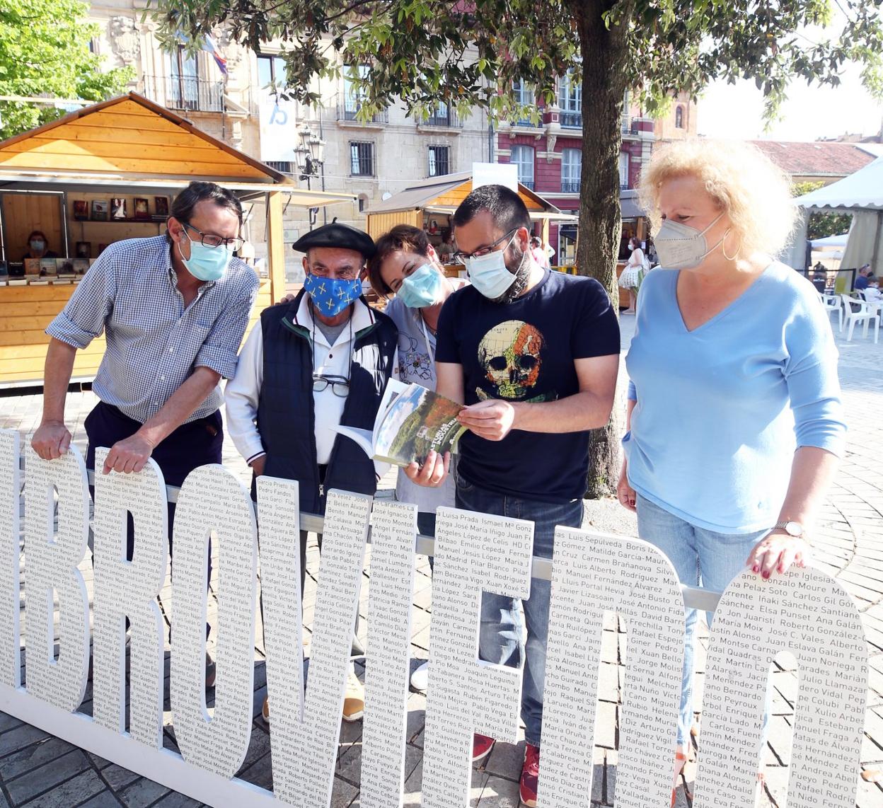 Huerta y Arrojo, en el centro, en LibrOviedo. 