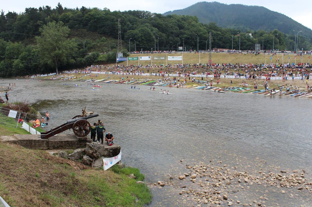 Momentos previos a la salida del último Descenso Internacional del Sella, en agosto de 2019. 