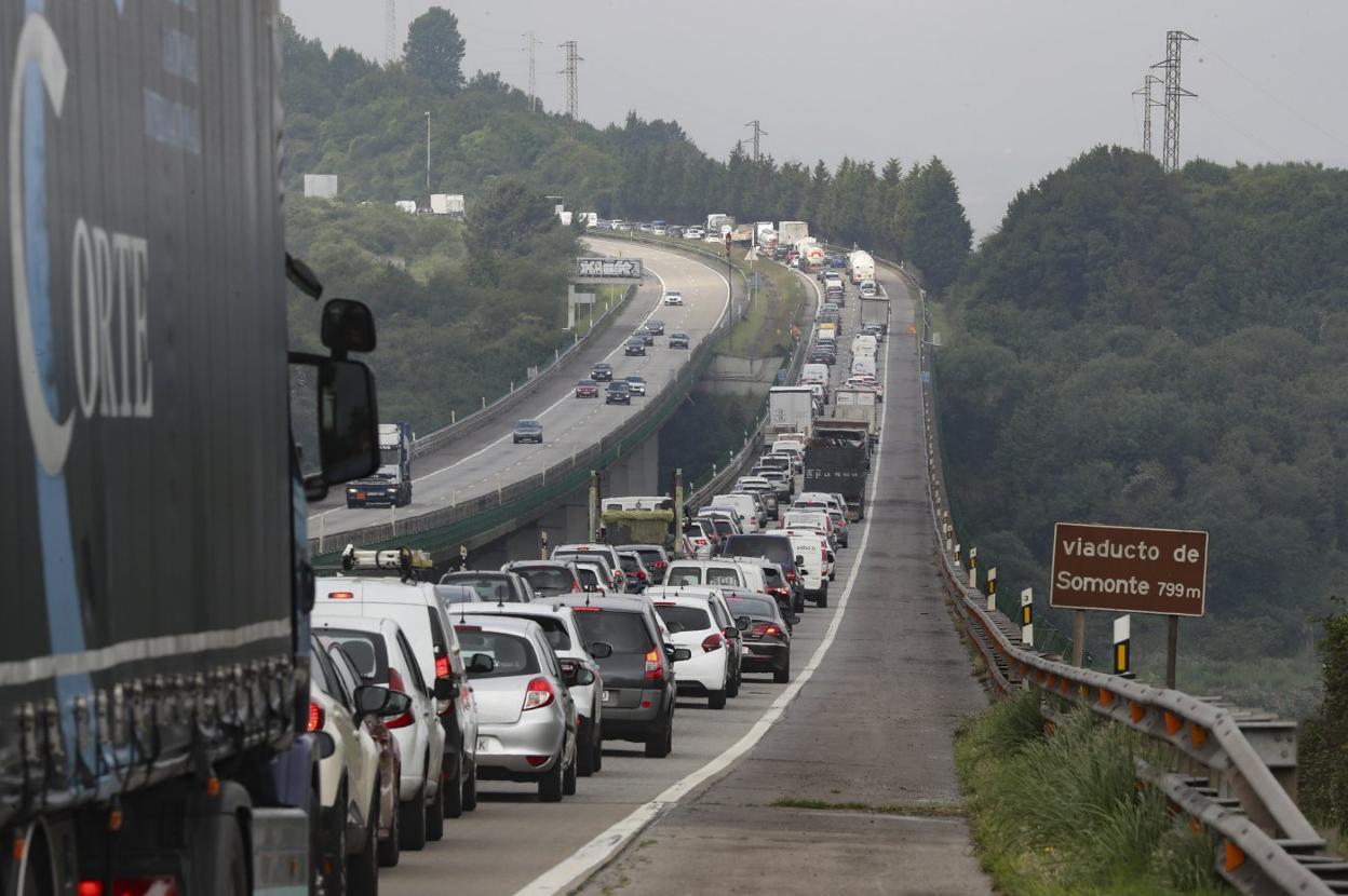 Colas de vehículos a la altura del viaducto de Somonte, en dirección Oviedo y Avilés, debido a las obras en el nudo de Serín. 