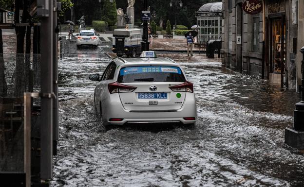 Vídeo | La intensa tormenta anega las calles de Oviedo