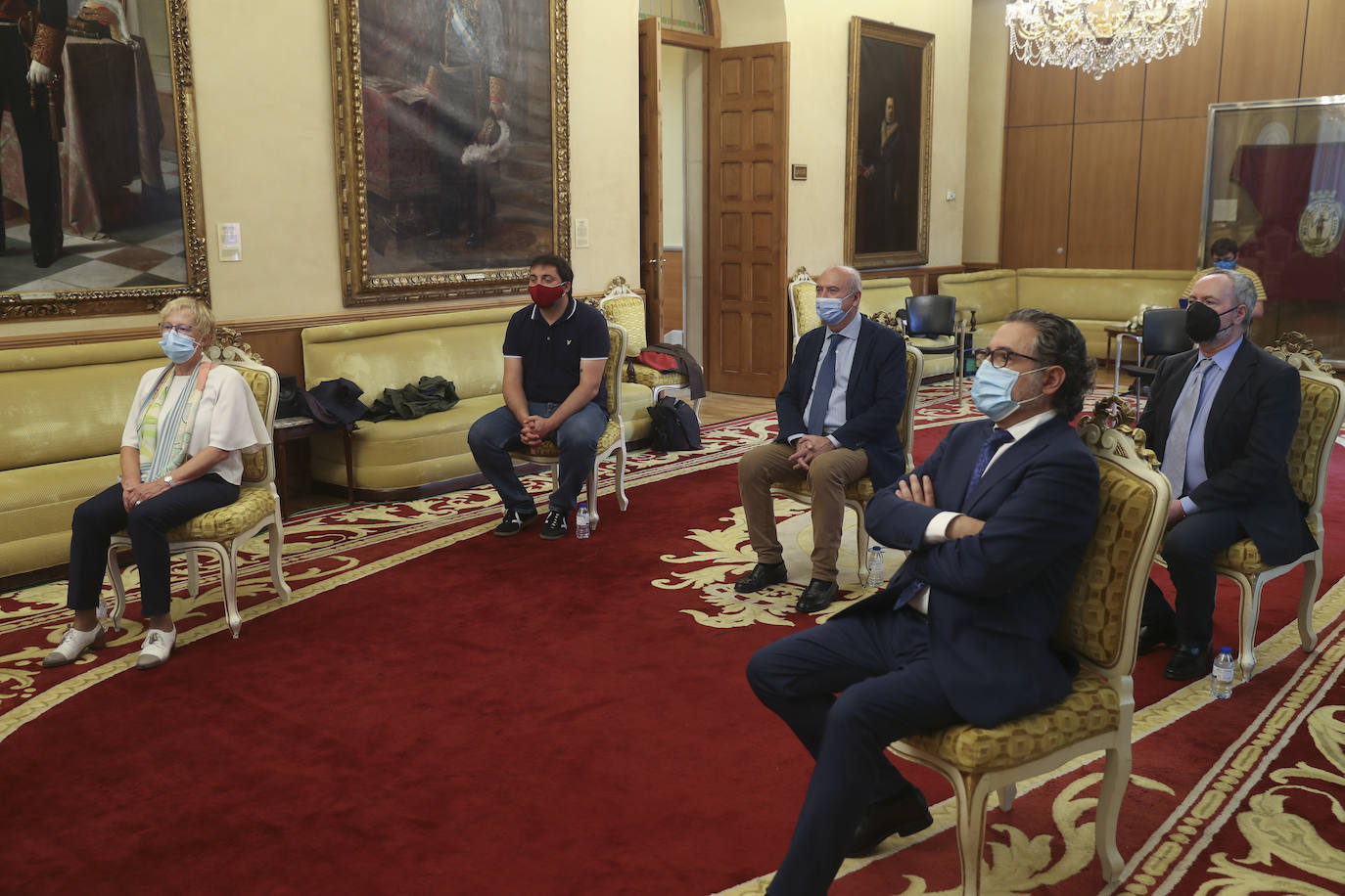 El empresario Antonio Suárez fue nombrado Hijo Adoptivo; Xosé Bolado, Medalla de Oro; y el Unión Club de Ceares, el CIPF del Mar y la Sociedad Astronómica Omega, Medalla de Plata.