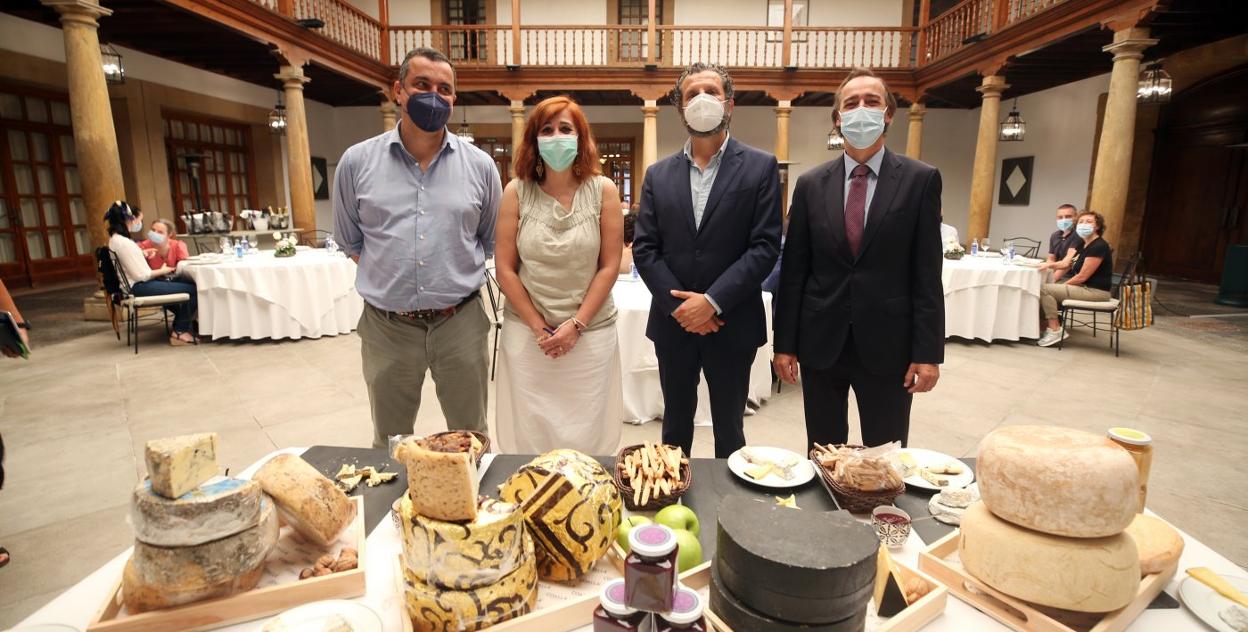 o del Río, Luisa Villegas, Inaciu Iglesias y Ricardo Silvestre, ayer, en la cita gastronómica. 