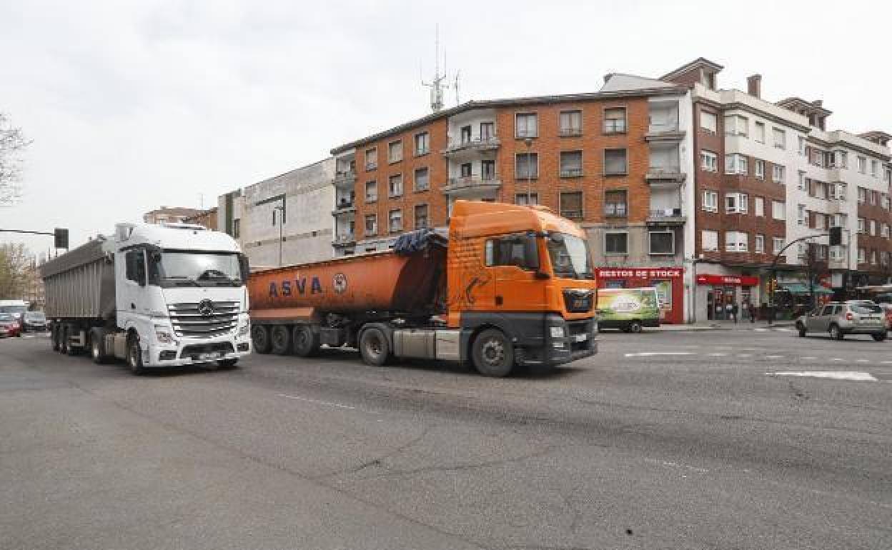 Camiones en la avenida Argentina 