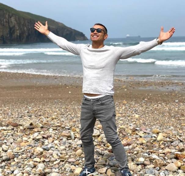 Jesús Vázquez, en una playa asturiana, en una de las fotos que compartió con sus seguidores en las redes sociales.