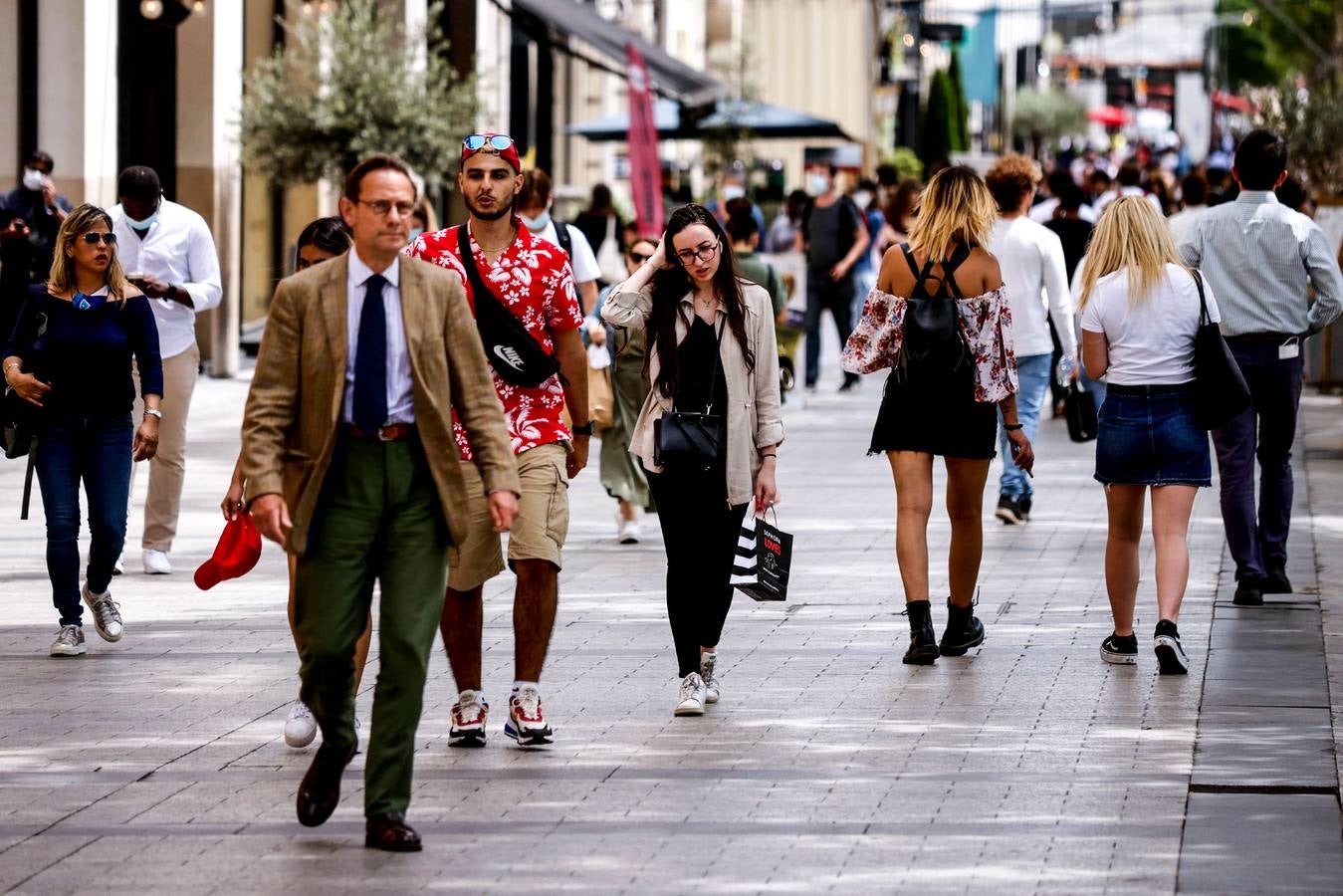 Desde el pasado jueves en Francia ya no es obligatorio utilizar mascarilla al aire libre