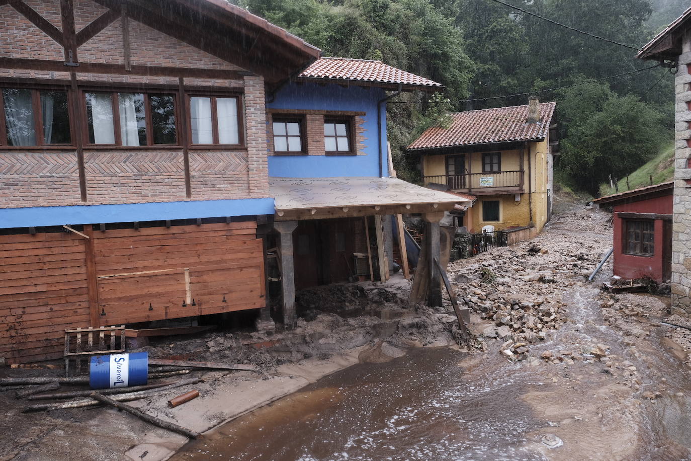 Las lluvias en el oriente asturiano afectaron a Cué, Balmorí, Celorio, Riego y Turón, entre otros. 