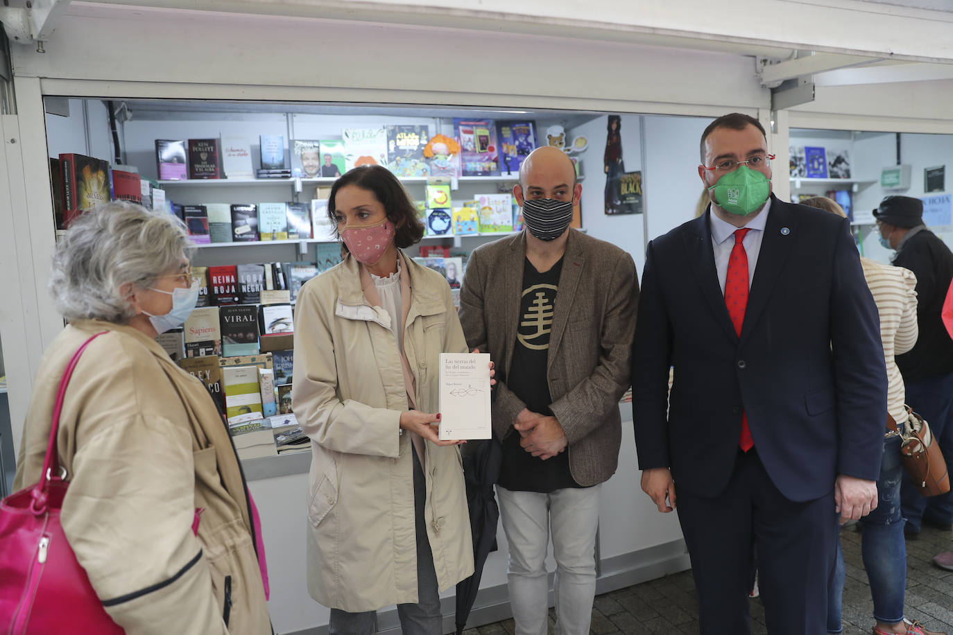 La ministra Industria, Comercio y Turismo, Reyes Maroto, ha estado este viernes en Gijón. Acompañada por el presidente del Principado, Adrián Barbón, y por la alcaldesa de la ciudad, Ana González, ha visitado la Feria del Libro de Gijón, y la oficina de información turística, Casa Paquet.