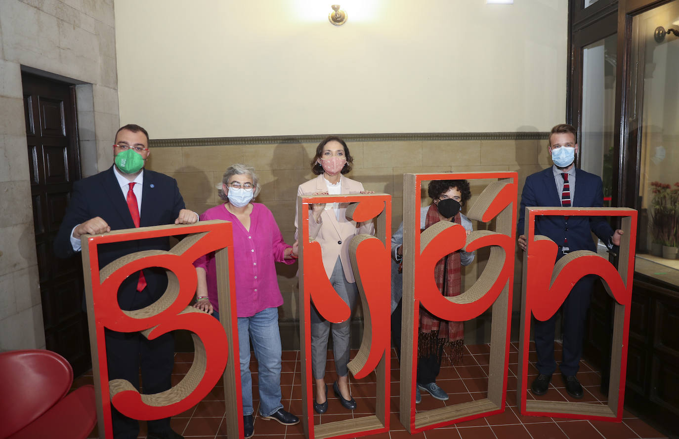 La ministra Industria, Comercio y Turismo, Reyes Maroto, ha estado este viernes en Gijón. Acompañada por el presidente del Principado, Adrián Barbón, y por la alcaldesa de la ciudad, Ana González, ha visitado la Feria del Libro de Gijón, y la oficina de información turística, Casa Paquet.