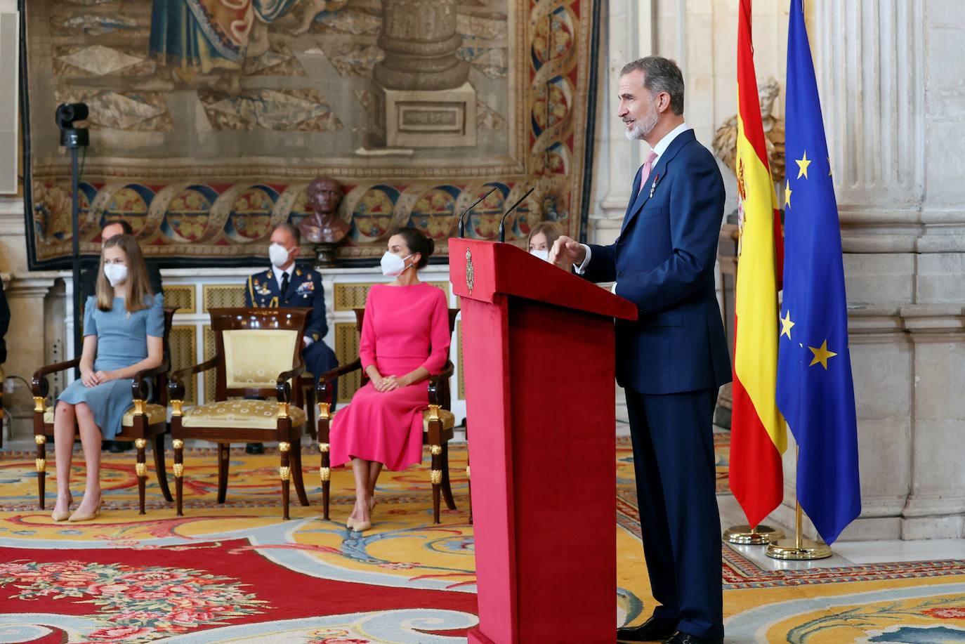 Don Felipe ha hecho entrega en el Palacio Real de la Orden del Mérito Civil a 24 españoles «extraordinarios» que con su valor y coraje durante la pandemia, «anteponiendo el bien común al interés propio», han demostrado «lo mucho que tenemos en común».