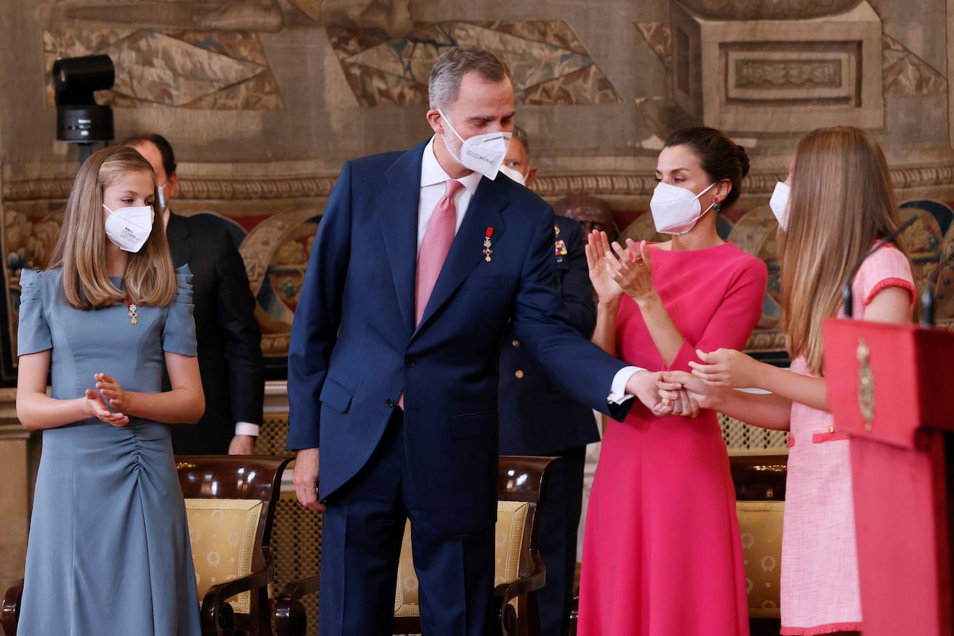 Don Felipe ha hecho entrega en el Palacio Real de la Orden del Mérito Civil a 24 españoles «extraordinarios» que con su valor y coraje durante la pandemia, «anteponiendo el bien común al interés propio», han demostrado «lo mucho que tenemos en común».