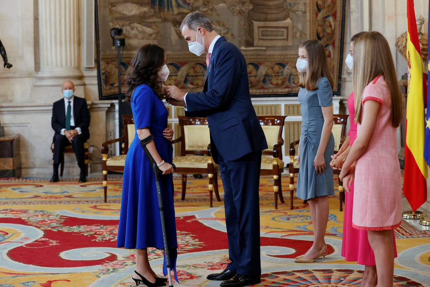 Don Felipe ha hecho entrega en el Palacio Real de la Orden del Mérito Civil a 24 españoles «extraordinarios» que con su valor y coraje durante la pandemia, «anteponiendo el bien común al interés propio», han demostrado «lo mucho que tenemos en común».