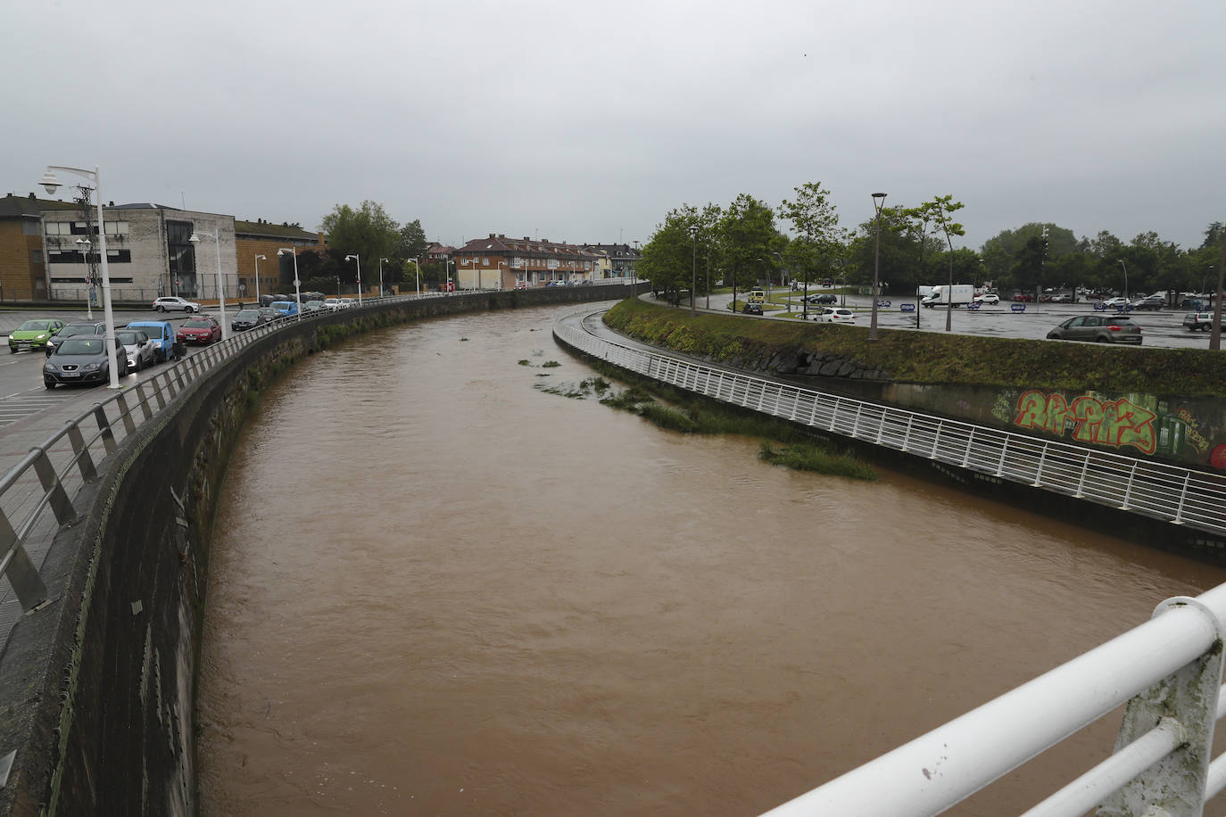 Gijón cierra al baño el tramo entre las escaleras 12 y 15 de la playa de San Lorenzo por los alivios al río Piles provocados por el temporal de lluvias. 