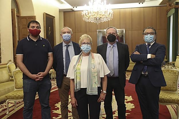 Los premiados Xosé Estrada (Unión Club Ceares), Indalecio Estrada (CIFP del Mar), Emilia Vázquez (compañera de Xosé Bolado), Santiago Izquierdo (Omega) y Jesús Gutiérrez (cónsul honorario de México), posan en el salón de recepciones del Ayuntamiento . 