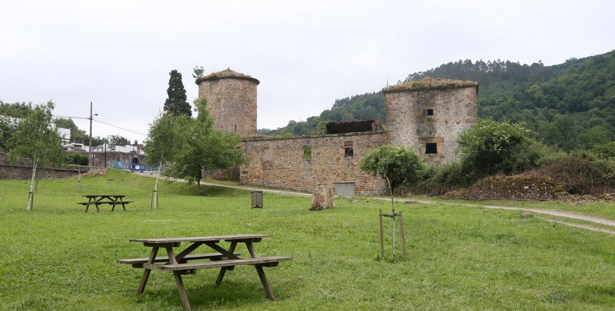 Una vista del conjunto histórico de Olloniego, formado por el palacio Quirós y la torre Muñiz, tomada desde el merendero. 