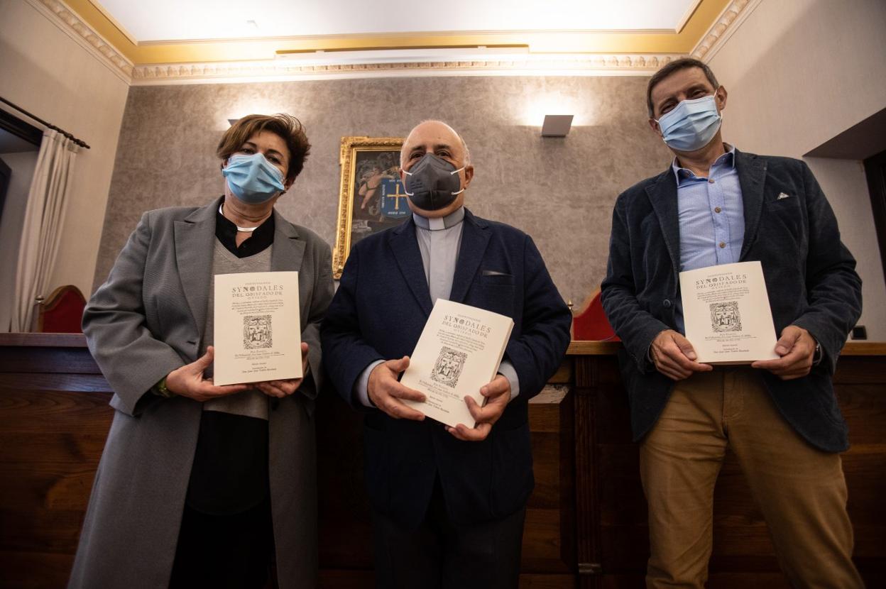 Mar Prieto, Juan José Tuñón y Carlos Fernández Llaneza, ayer, durante la presentación de la reedición del libro en el Ridea. 