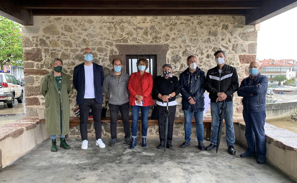 Marián García de la Llana e Iván García, esta mañana, junto a miembros de la directiva de Foro Llanes y afiliados.