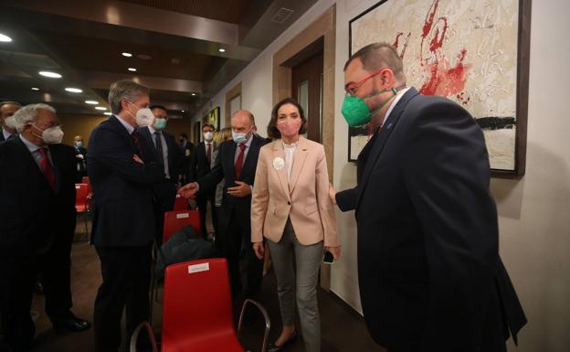 La ministra de Industria, Reyes Maroto, juntol presidente del Principado, Adrián Barbón, en el encuentro con empresarios asturianos.