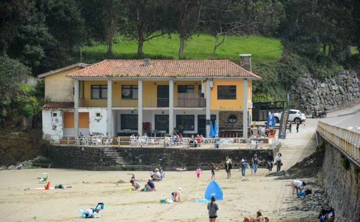 Familias, grupos de jóvenes y surfistas, en la playa de Aguilar 