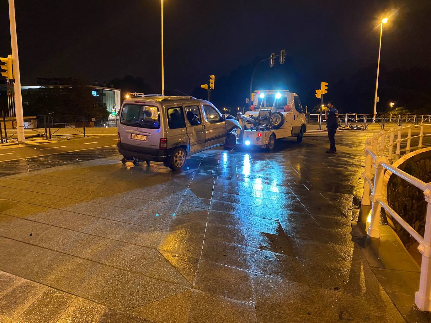 Aparatoso accidente el ocurrido pasada la media noche de este sábado en Gijón. Un vehículo sufrió un siniestro al invadir el paseo de El Muro y terminó con la parte frontal dañada. Finalmente tuvo que llevárselo la grúa. Hasta el lugar del accidente se trasladaron agentes de la Policía Local y personal de limpieza