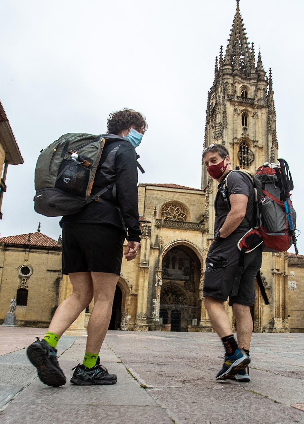 Dos peregrinos, a su llegada a la Catedral. 