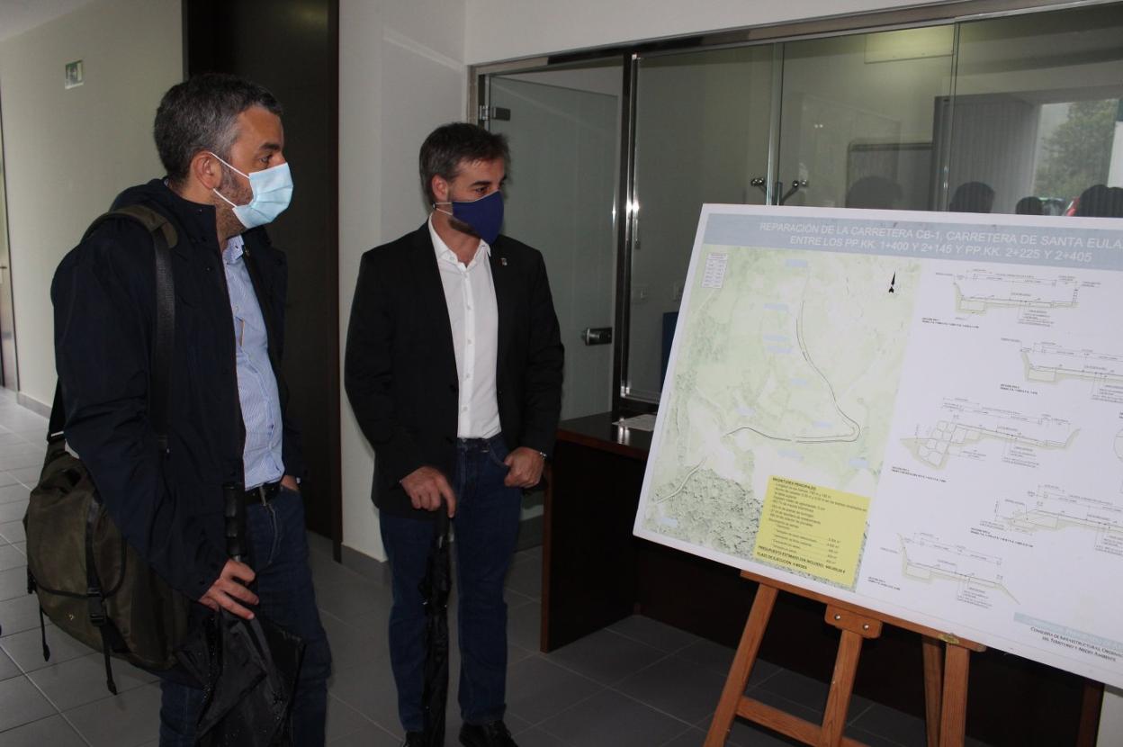 Alejandro Calvo y Gerardo Fabián contemplan el proyecto para la carretera CB-1. 
