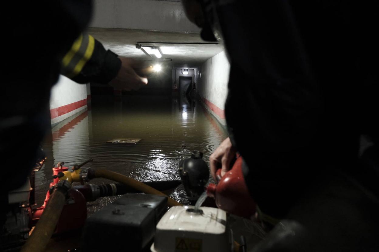 Garajes inundados. Los bomberos trabajaron desde primera hora de la mañana para achicar el agua que entró en este garaje de Llanes. 