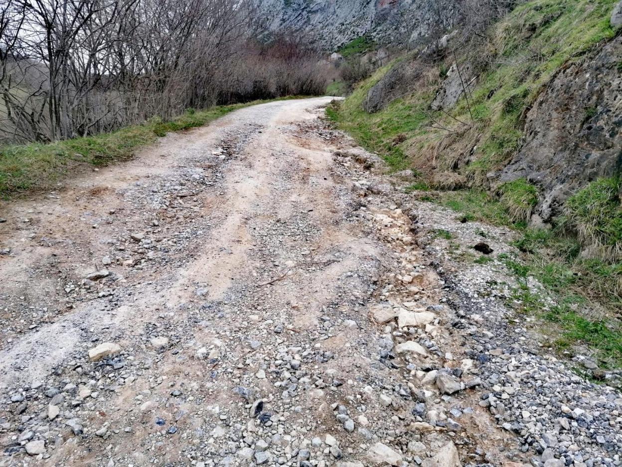 Estado que presenta la pista de Pandébano, en Cabrales. 