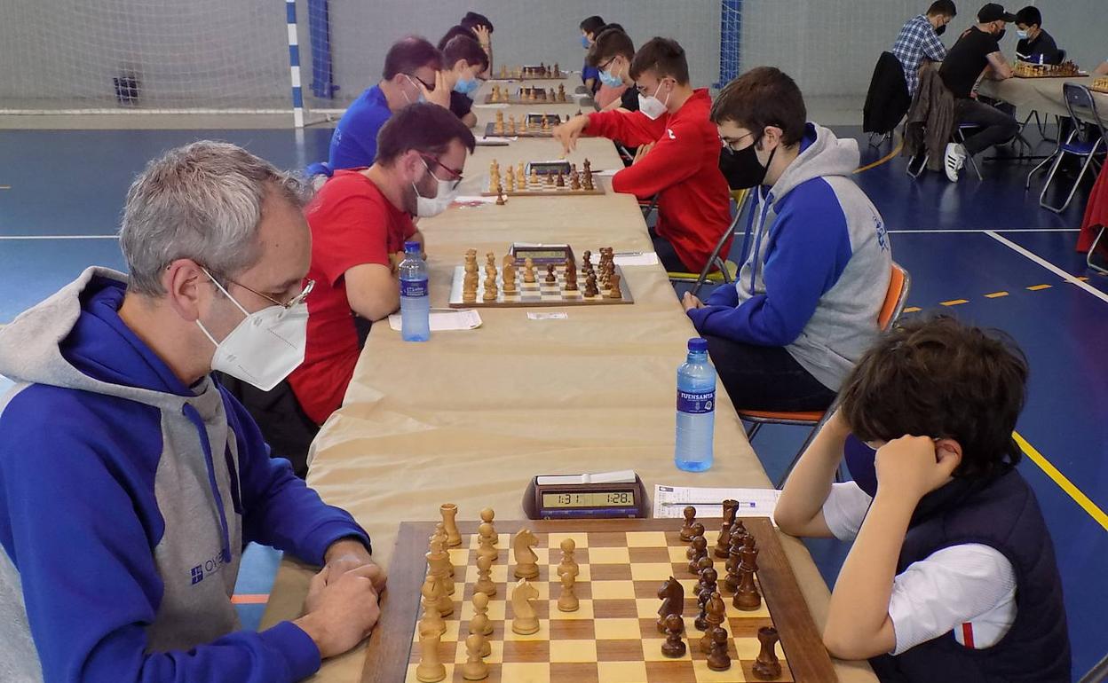 Eduardo Cueva y Roque Ordiz, en la primera mesa del torneo. 