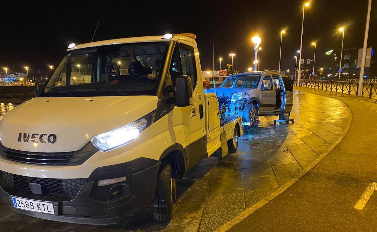Estado en el que quedó la furgoneta siniestrada en el puente del Piles, en el momento de ser retirada por la grúa, de madrugada.