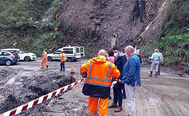 El vicepresidente del Principado, Juan Cofiño, junto al viceconsejero de Infraestructuras, Jorge García, en una de las zonas afectadas por las fuertes lluvias caídas en Llanes.