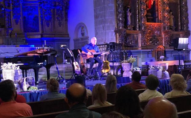 Vídeo | Íntimo concierto de Víctor Manuel en el Monasterio de Corias