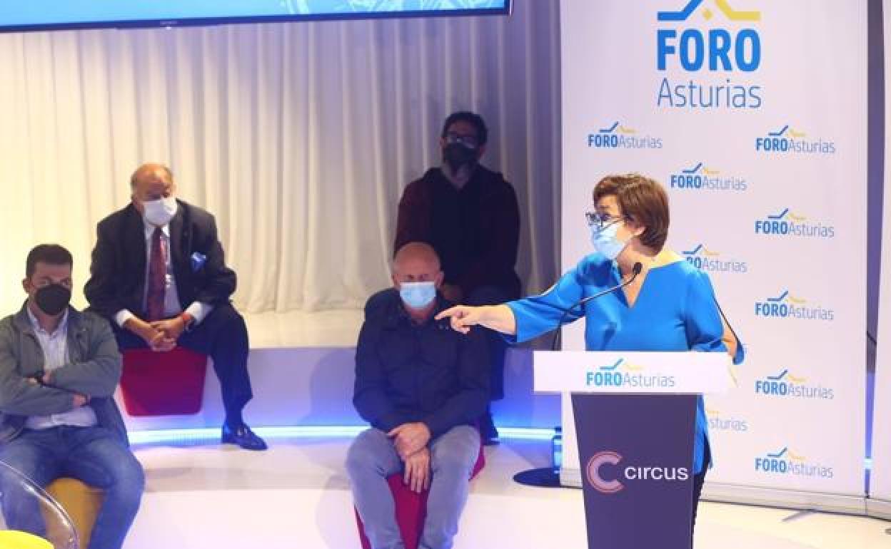 Carmen Moriyón interviene durante la clausura del congreso extraordinario de Foro Asturias en Oviedo.