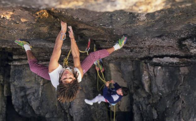 Francisco Blanco escalando en Asturias. 