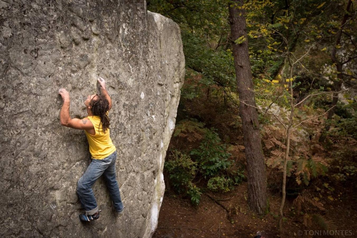 Francisco Blanco escalando en Fontainebleau (Francia).