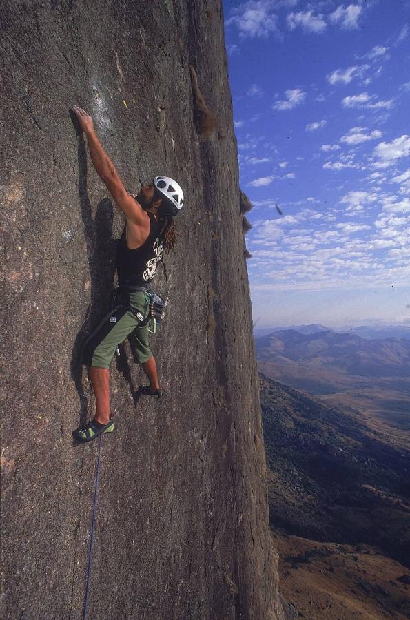 Francisco Blanco realizando 'MoraMora' la vía de 700 m y de 8C de dificultad que abrió en Madagascar.