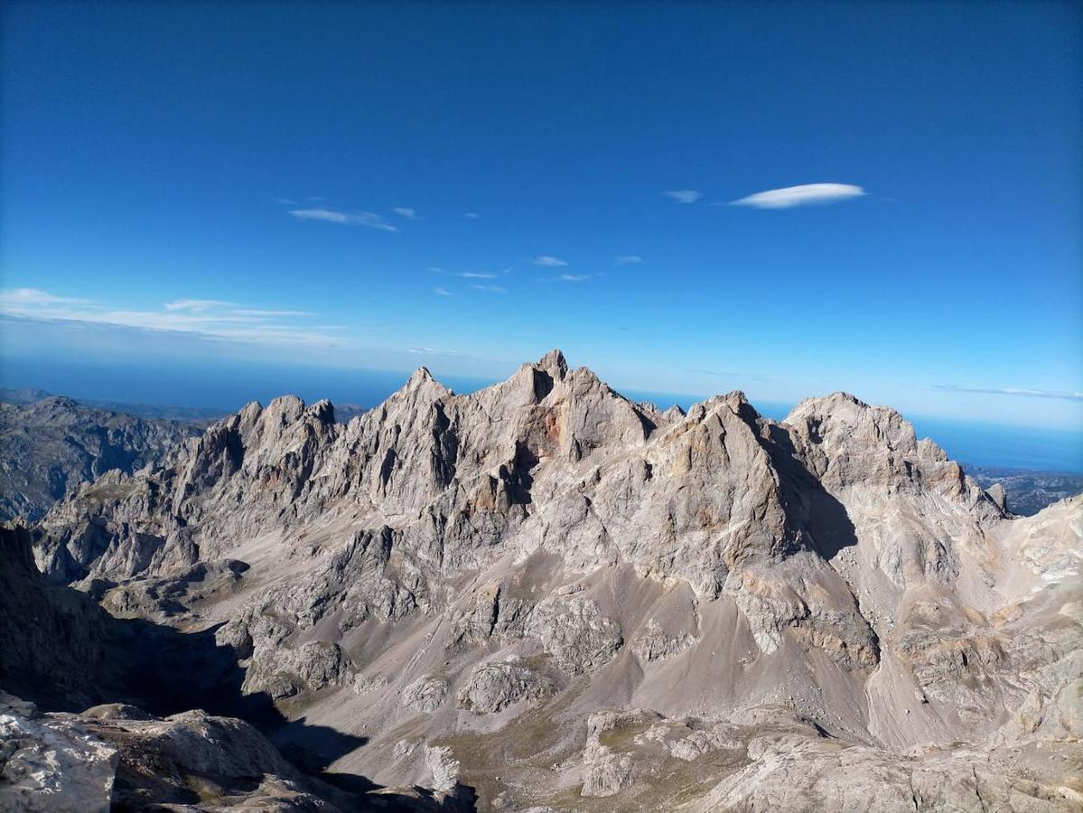 Vistas al Torrecerredo (2.650 m).