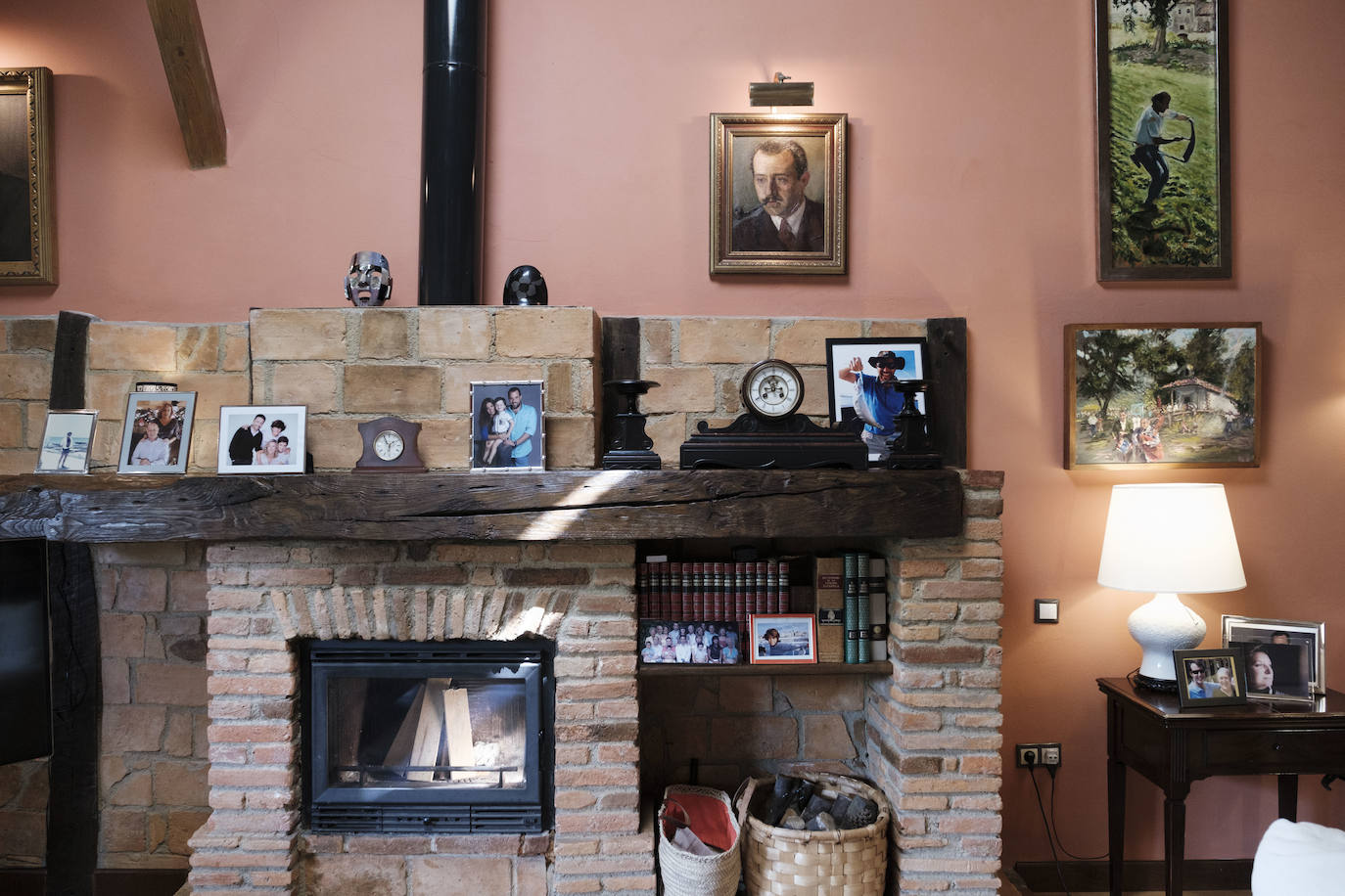 Con más de doscientos años de antigüedad y rodeada de chalets y urbanizaciones encontramos en Somió el hogar de Tomás del Campo Díaz-Laviada y Carmen Collantes Herrera. El matrimonio ha logrado transformar este conjunto de vivienda tradicional asturiana, que cuenta con una casa, cuadra, llagar y panera