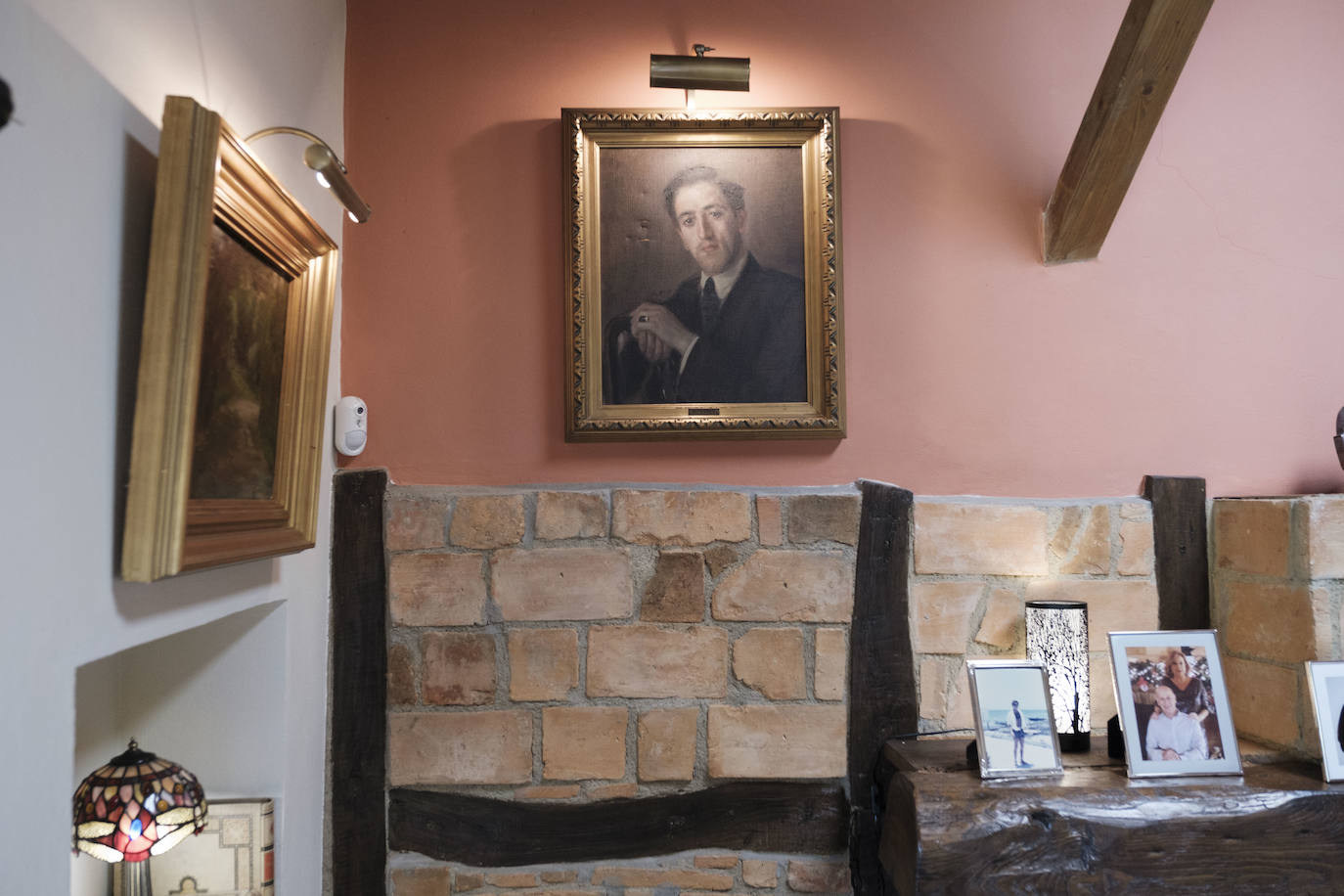 Con más de doscientos años de antigüedad y rodeada de chalets y urbanizaciones encontramos en Somió el hogar de Tomás del Campo Díaz-Laviada y Carmen Collantes Herrera. El matrimonio ha logrado transformar este conjunto de vivienda tradicional asturiana, que cuenta con una casa, cuadra, llagar y panera