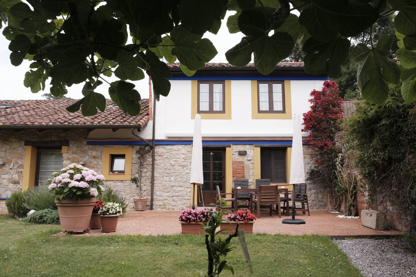 Con más de doscientos años de antigüedad y rodeada de chalets y urbanizaciones encontramos en Somió el hogar de Tomás del Campo Díaz-Laviada y Carmen Collantes Herrera. El matrimonio ha logrado transformar este conjunto de vivienda tradicional asturiana, que cuenta con una casa, cuadra, llagar y panera