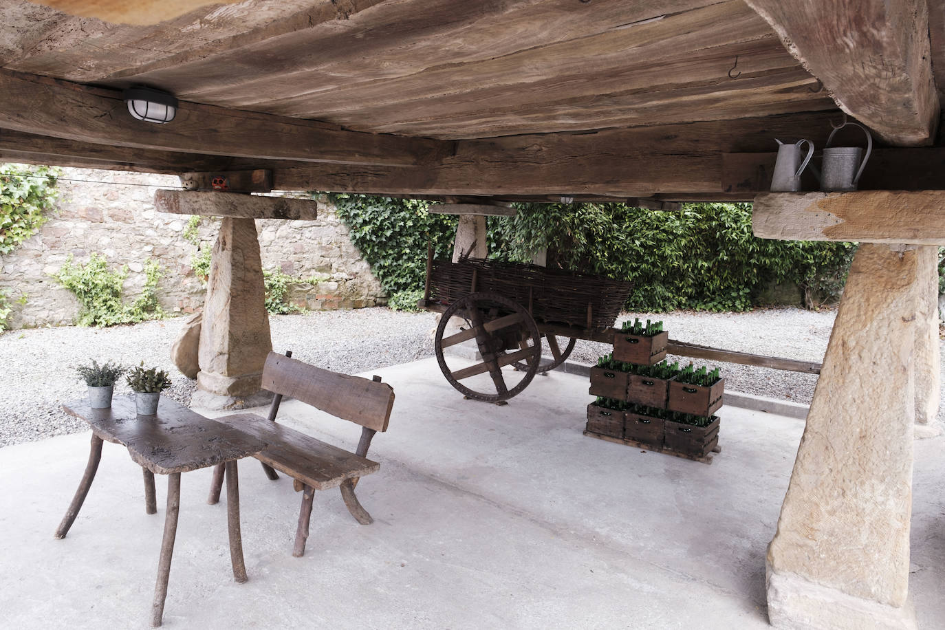 Con más de doscientos años de antigüedad y rodeada de chalets y urbanizaciones encontramos en Somió el hogar de Tomás del Campo Díaz-Laviada y Carmen Collantes Herrera. El matrimonio ha logrado transformar este conjunto de vivienda tradicional asturiana, que cuenta con una casa, cuadra, llagar y panera