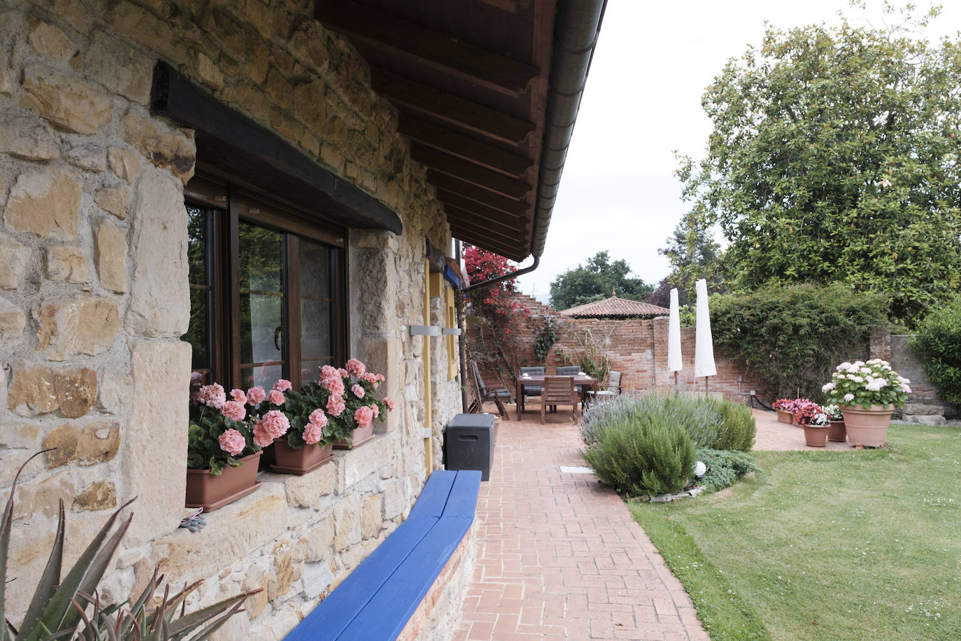 Con más de doscientos años de antigüedad y rodeada de chalets y urbanizaciones encontramos en Somió el hogar de Tomás del Campo Díaz-Laviada y Carmen Collantes Herrera. El matrimonio ha logrado transformar este conjunto de vivienda tradicional asturiana, que cuenta con una casa, cuadra, llagar y panera