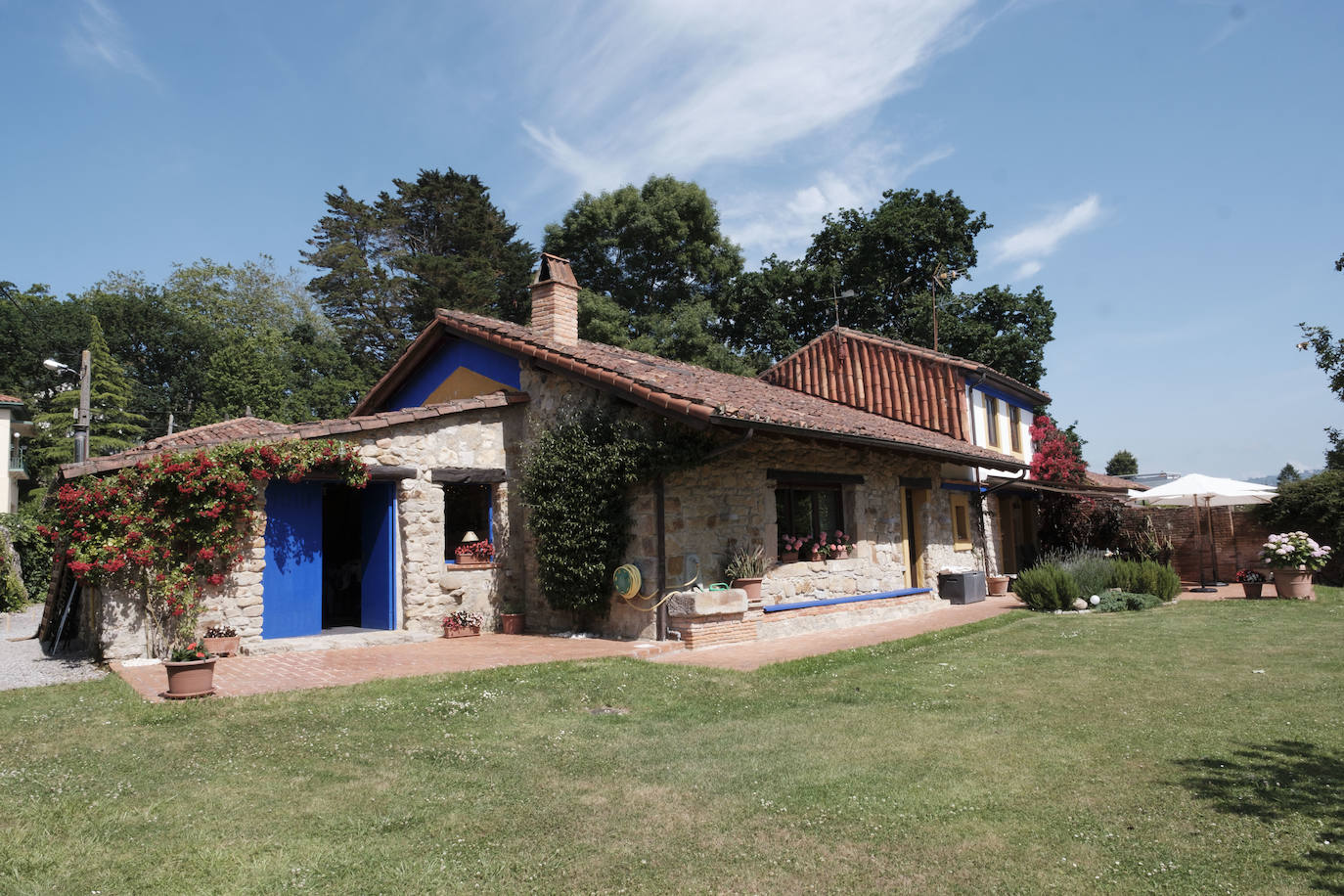 Con más de doscientos años de antigüedad y rodeada de chalets y urbanizaciones encontramos en Somió el hogar de Tomás del Campo Díaz-Laviada y Carmen Collantes Herrera. El matrimonio ha logrado transformar este conjunto de vivienda tradicional asturiana, que cuenta con una casa, cuadra, llagar y panera