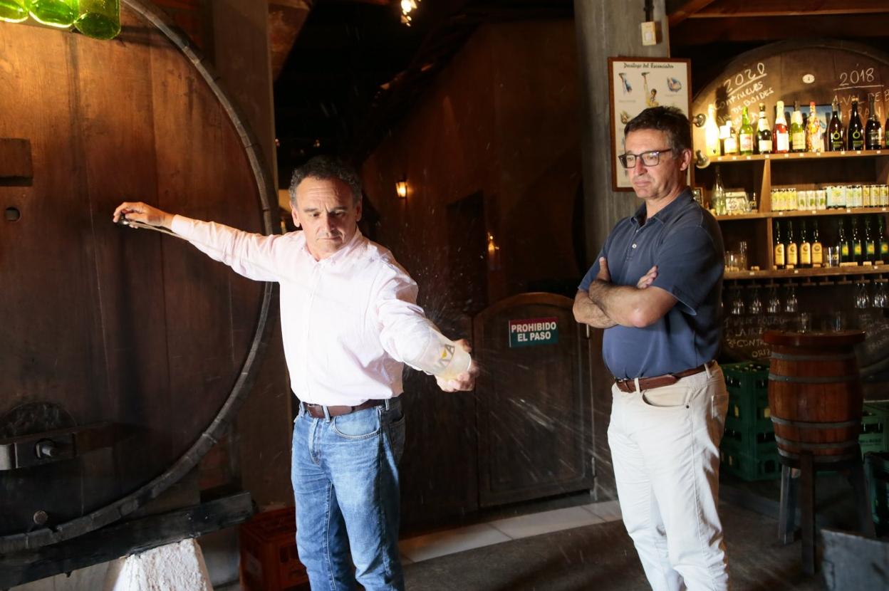El alcalde naveto, Juan Cañal, y el director de la redacción del plan, Fernando Méndez-Navia en el museo. 