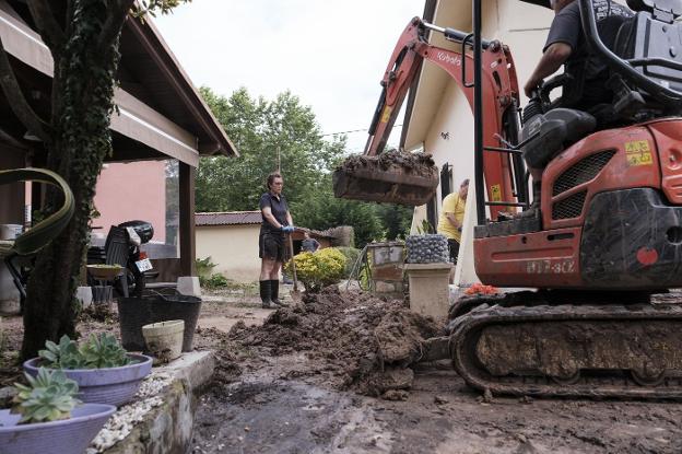 Operarios municipales y vecinos trabajan codo con codo para limpiar calles, caminos, negocios y viviendas como esta de Riego. 